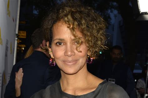 Halle Berry Bares All While Sipping Wine on。